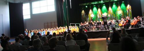 Połączone chóry i Międzyszkolna Orkiestra Symfoniczna
