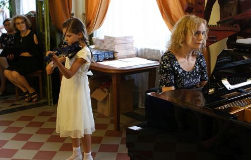 Małgorzata Pawlik z klasy skrzypiec Marii Sobeńko, Magdalena Smrokowska - fortepian