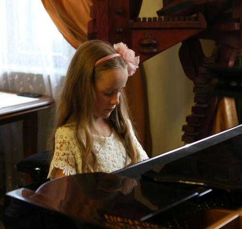 Emilia Rzyman z klasy fortepianu Marii Wosiek