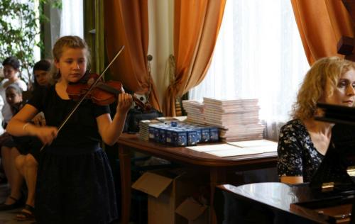 Nadia Ćwiek z klasy skrzypiec Anny Wójtowicz, Magdalena Smrokowska - fortepian