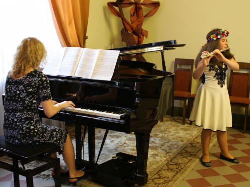Małgorzata Calik z klasy fletu Ewy Tupik, Magdalena Smrokowska - akompaniament