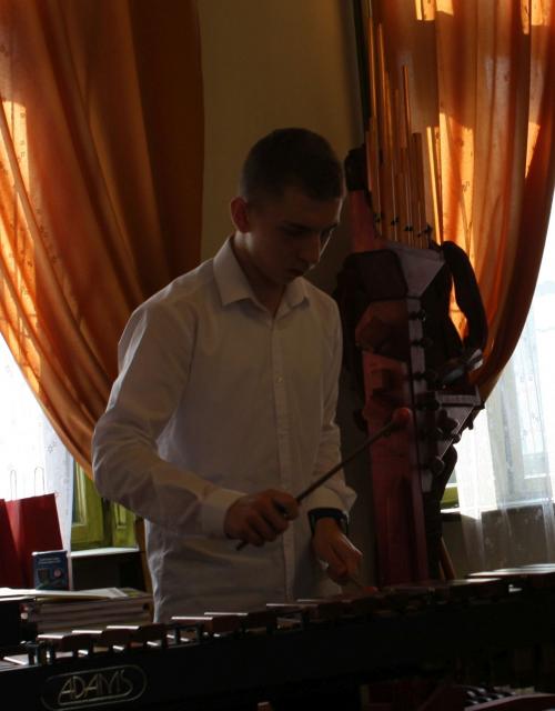 Bartłomiej Szaron z klasy perkusji Artura Ciborowskiego